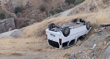 Otomobil şarampole yuvarlandı! 4 yaralı