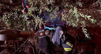 Otomobil su kanalına düştü: 1 yaralı