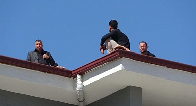 Parasını alamayınca soluğu çatıda aldı!