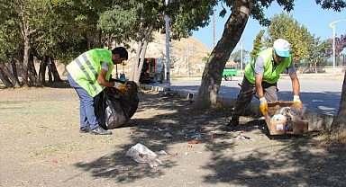 Parklarda temizlik çalışması yapıldı