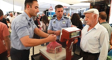 Pazarda vatandaşa terazi hizmeti