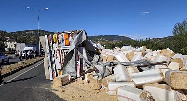 Saman yüklü kamyon devrildi!