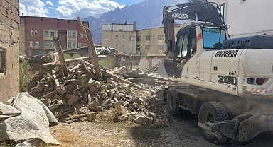 Şehirde metruk bina operasyonu