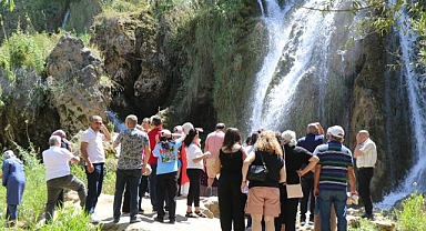 Şelaleye hafta sonu ziyaretçi akını