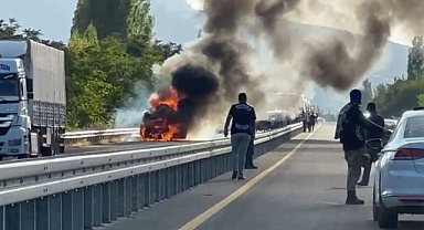 Seyir halindeki otomobil alev aldı