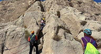 Sporcular kaya tırmanışıyla sınırlarını zorluyor