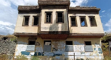 Tevfik Paşa Konağı göz göre göre yıkılıyor