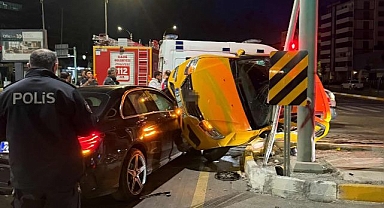 Ticari taksi ile otomobil birbirine girdi! Araçlar hurdaya döndü