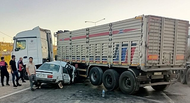 Tır manevra yaparken kaza kaçınılmaz oldu!