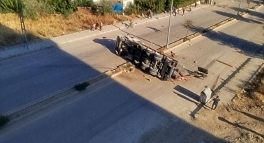 Tır refüje çarptı ortalık savaş alanına döndü