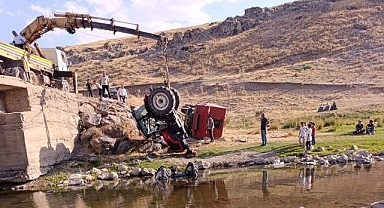 Traktör dereye yuvarlandı