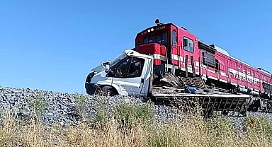 Tren kamyonete çarptı: 1 yaralı