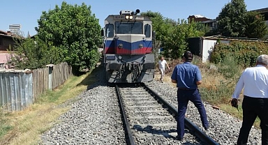 Yük treni yayaya çarptı: 1 ağır yaralı