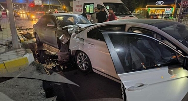 3 aracın karıştığı kazada çok sayıda yaralı var