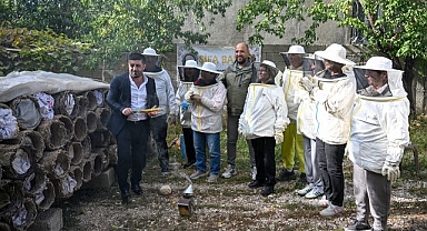 Turist kafilesi bal hasadı yaptı