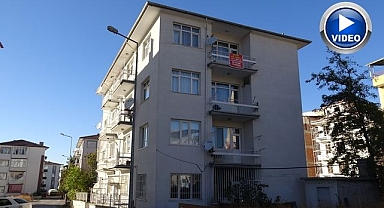 Apartmana asılan pankart dikkat çekti!