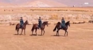 Atlı jandarma timi dağ eteklerinde devriyede