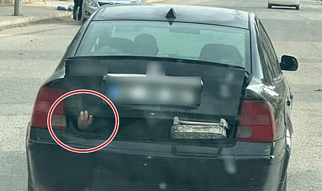 Trafikte korku dolu anlar! Bagajdan çıkan el...