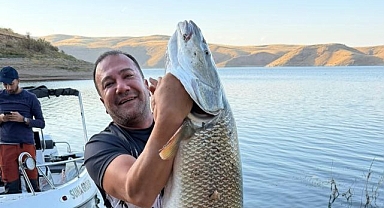 Balıkçının ağına dev turna balığı takıldı