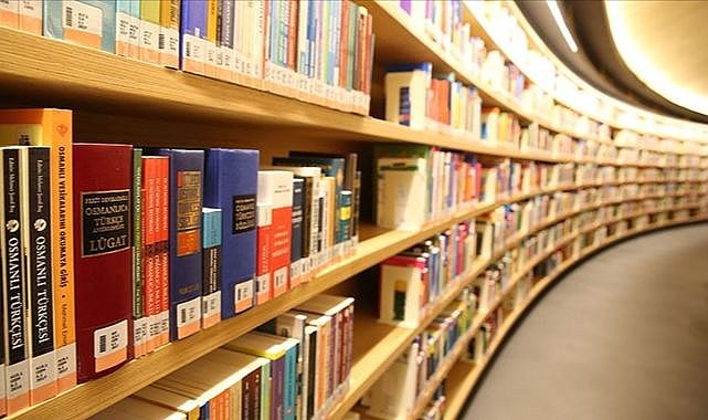 Başkan'dan gençlere kütüphane hediyesi