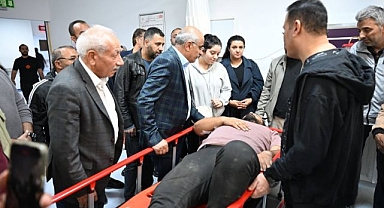 Belediye işçilerinin taşıyan minibüs kaza yaptı