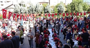 Bin 500 öğrenci aynı anda resim çizdi