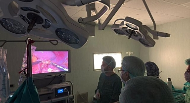 Böbrek üstü bezi tümörü canlı yayında alındı