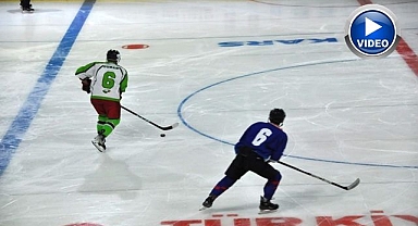 Buz hokeyinde renkli açılış