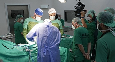 Canlı yayında tam 14 ameliyat!