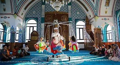 Çocuklar camide düzenlenen etkinlikle eğlendi