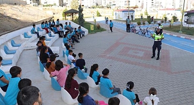 Çocuklar kuralları eğlenerek öğreniyor