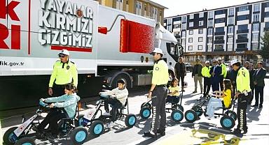 Çocuklar mobil eğitim tırında 