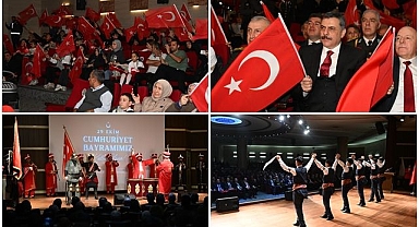 Cumhuriyet'in 102. yılı coşkusu Erzurum'da salona sığmadı