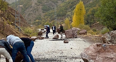 Dağlık alandan kopan kayalar yola saçıldı