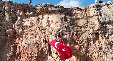 Dev Türk bayrağıyla zirveye tırmandılar