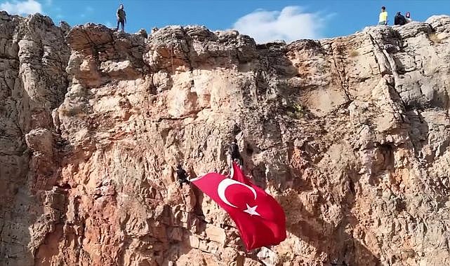 Dev Türk bayrağıyla zirveye tırmandılar