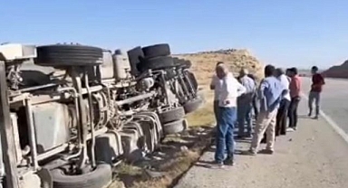 Devrilen kamyonun içinden böyle çıktı!