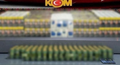 Durdukları minibüsten kaçak ürün fışkırdı