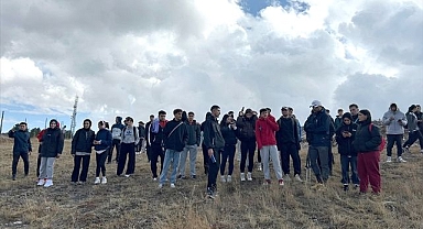 Gençler hem yürüdü hem temizledi