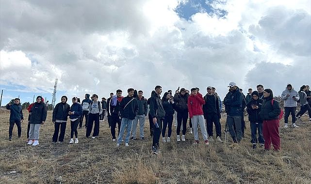 Gençler hem yürüdü hem temizledi