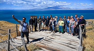 Göl manzaralı kaleye turist akını 