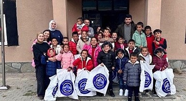 Gönüllüler bin öğrenciye destek oldu