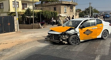 Hafif ticari araç ile otomobil birbirine girdi!