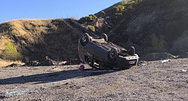 Hafif ticari araç takla attı!