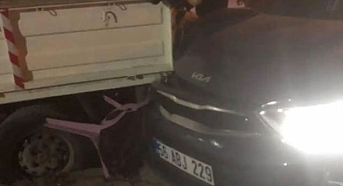 Hızını alamayınca park halindeki pikaba çarptı