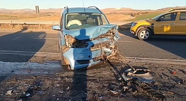 İki araç kafa kafaya çarpıştı!