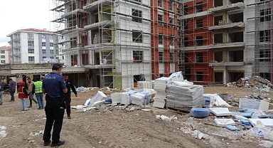 İnşaattan düşen malzemeler dehşet saçtı