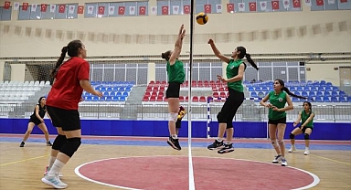 Kadın sporcular örnek olmak için sahada