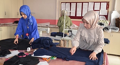 Kadınlar çocuklar için hırka üretecek