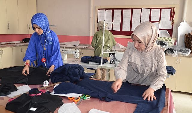 Kadınlar çocuklar için hırka üretecek